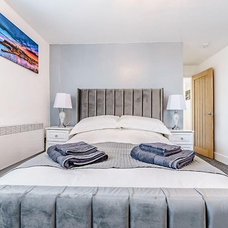 Tower Apartment Уитби Экстерьер фото