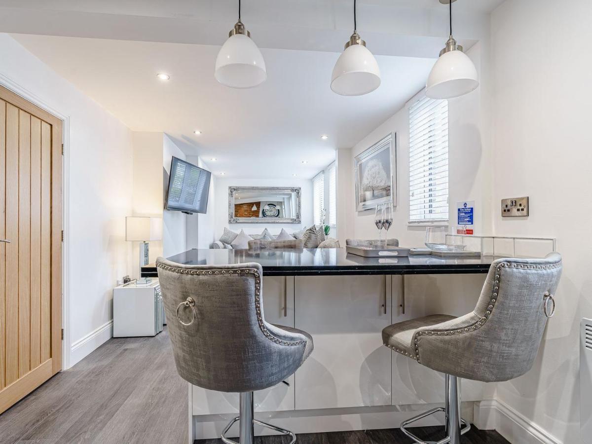 Tower Apartment Уитби Экстерьер фото