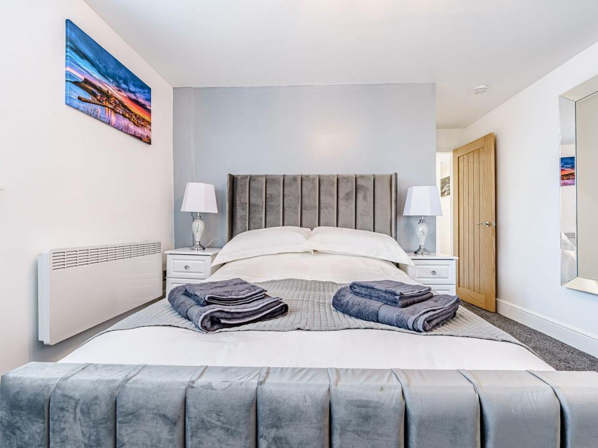 Tower Apartment Уитби Экстерьер фото