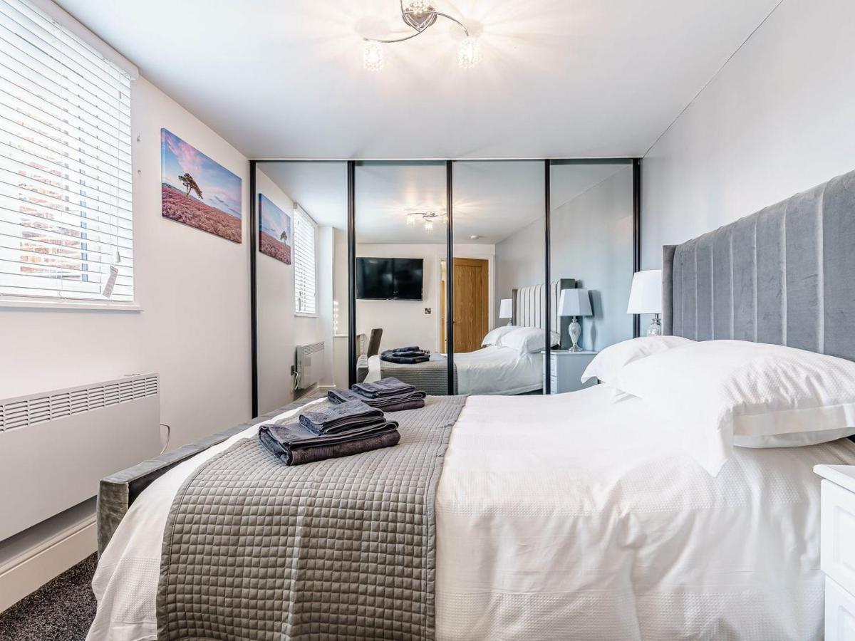 Tower Apartment Уитби Экстерьер фото