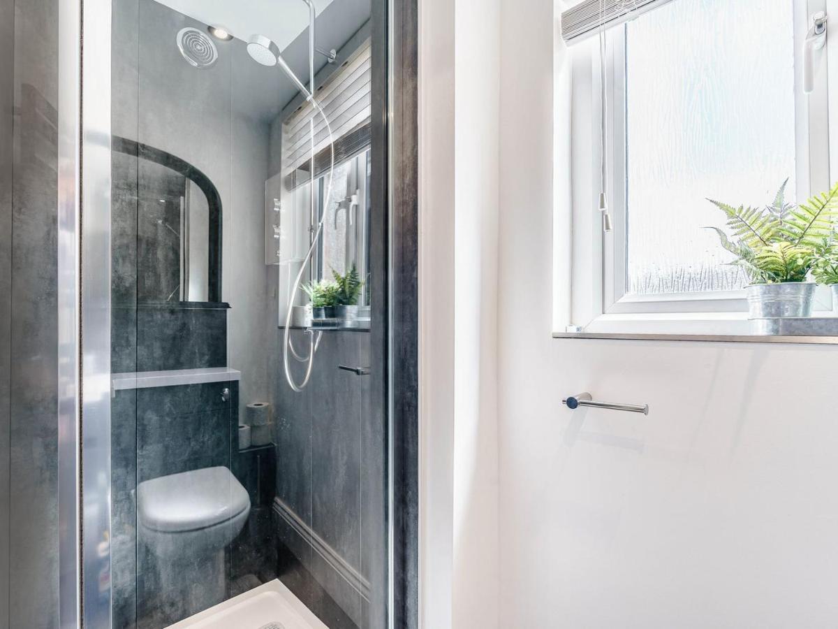 Tower Apartment Уитби Экстерьер фото